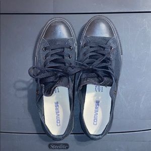 Black unisex converse low top shoes